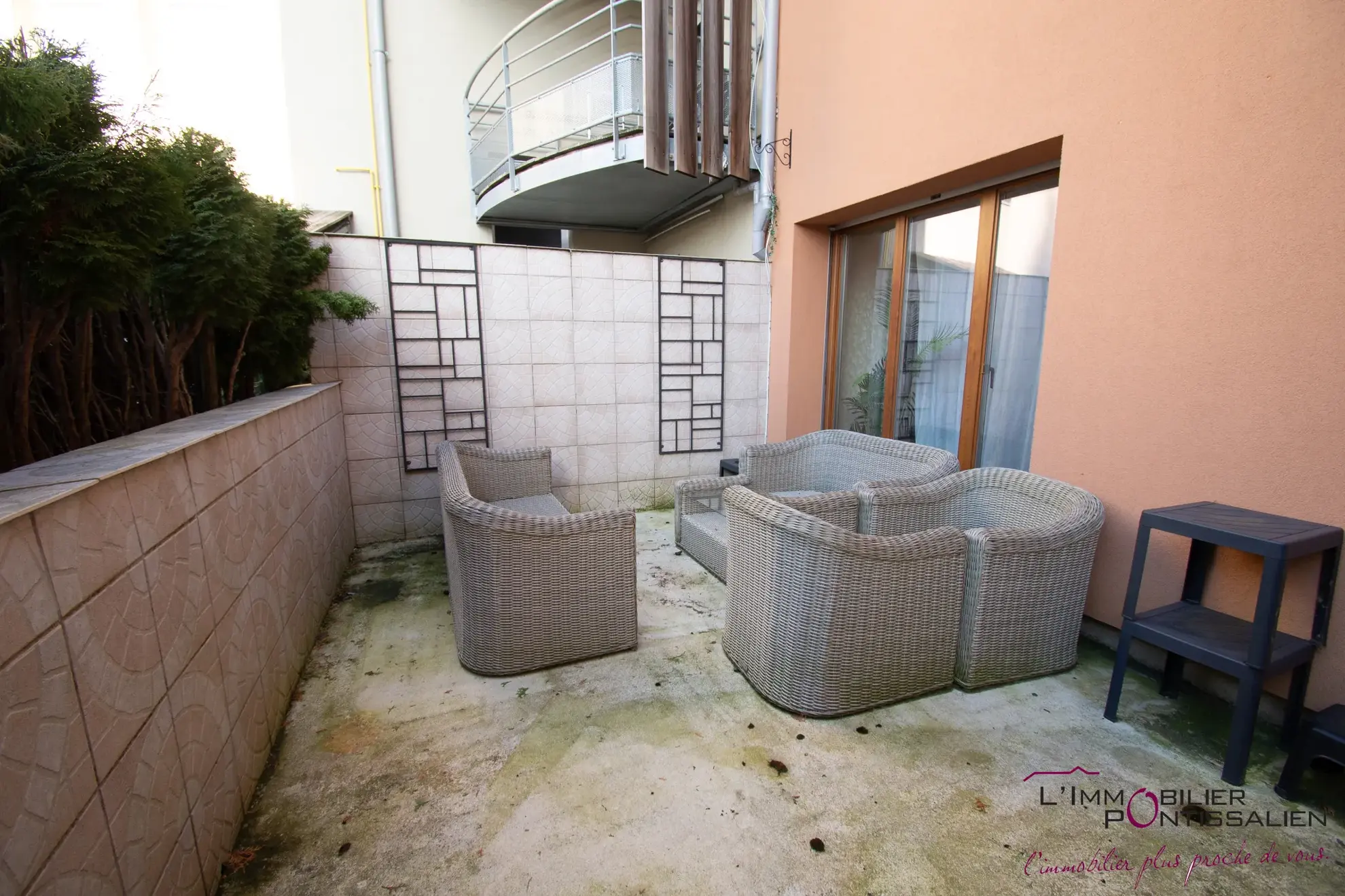 Maison mitoyenne de 127 m² avec terrasse, garage et 5 chambres au centre de Pontarlier 