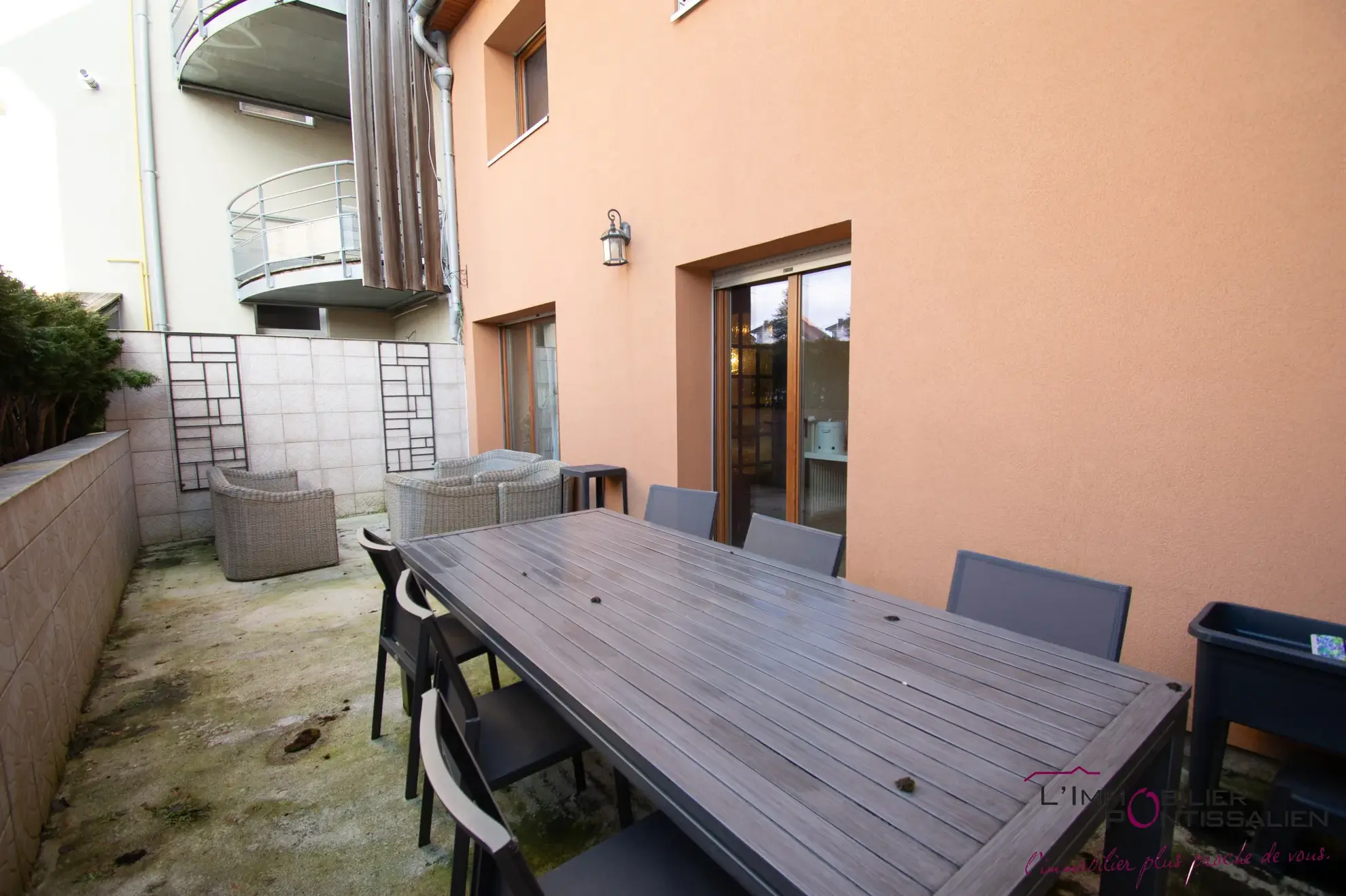 Maison mitoyenne de 127 m² avec terrasse, garage et 5 chambres au centre de Pontarlier 