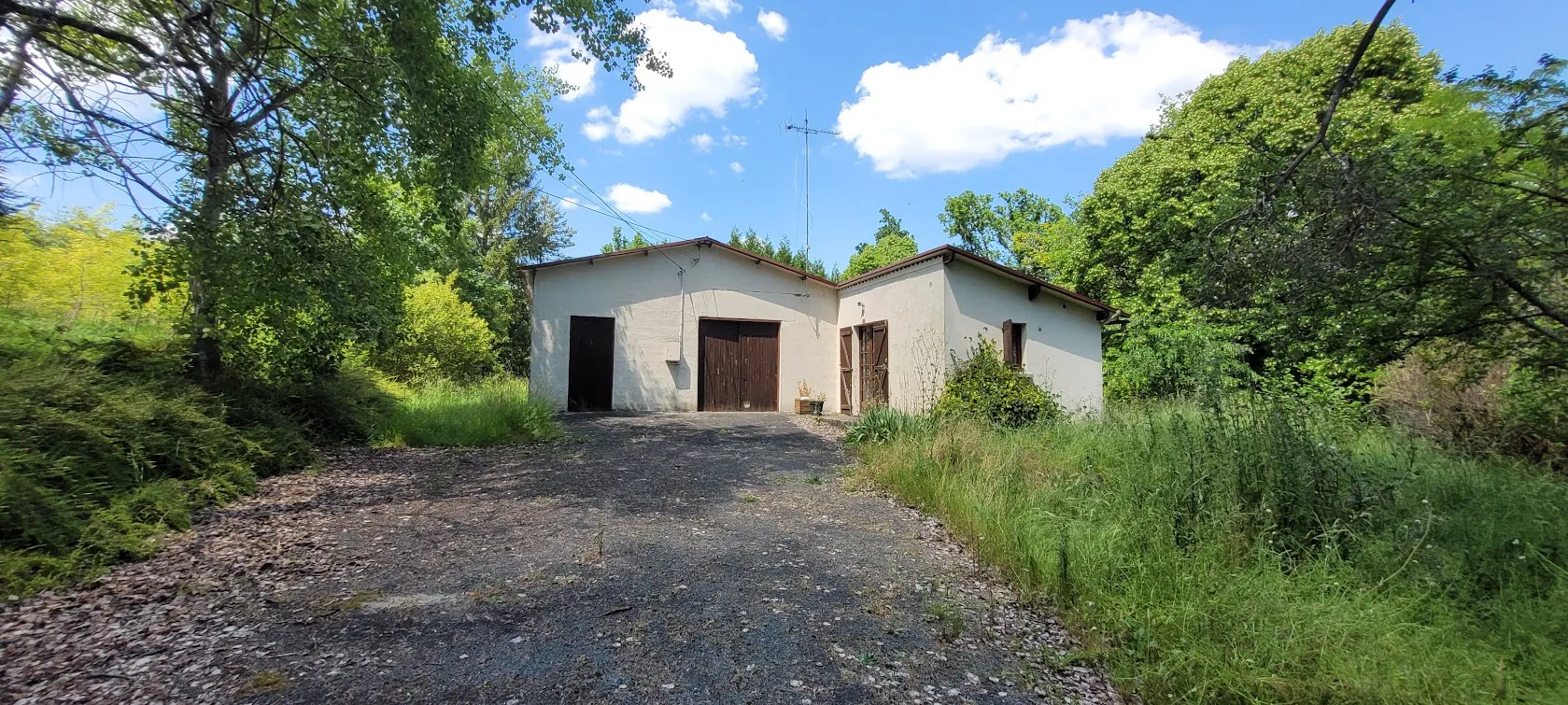Ensemble immobilier avec deux maisons, 232 m² habitables, grand terrain à Coutures 