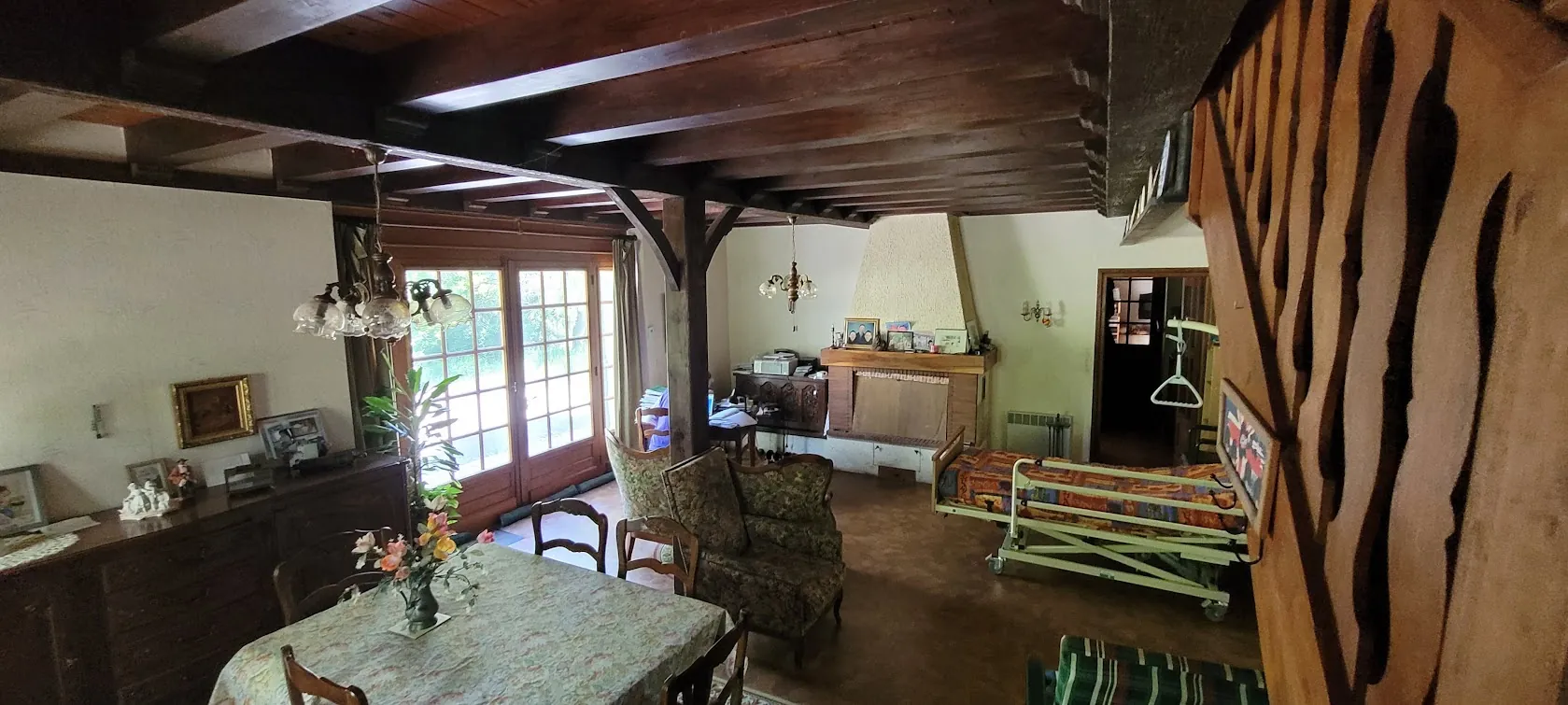 Ensemble immobilier avec deux maisons, 232 m² habitables, grand terrain à Coutures 