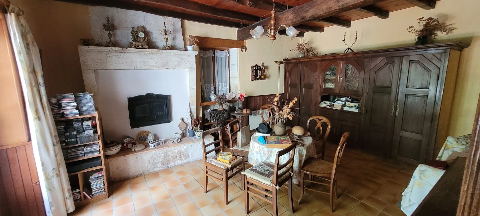 Ensemble immobilier avec deux maisons, 232 m² habitables, grand terrain à Coutures 