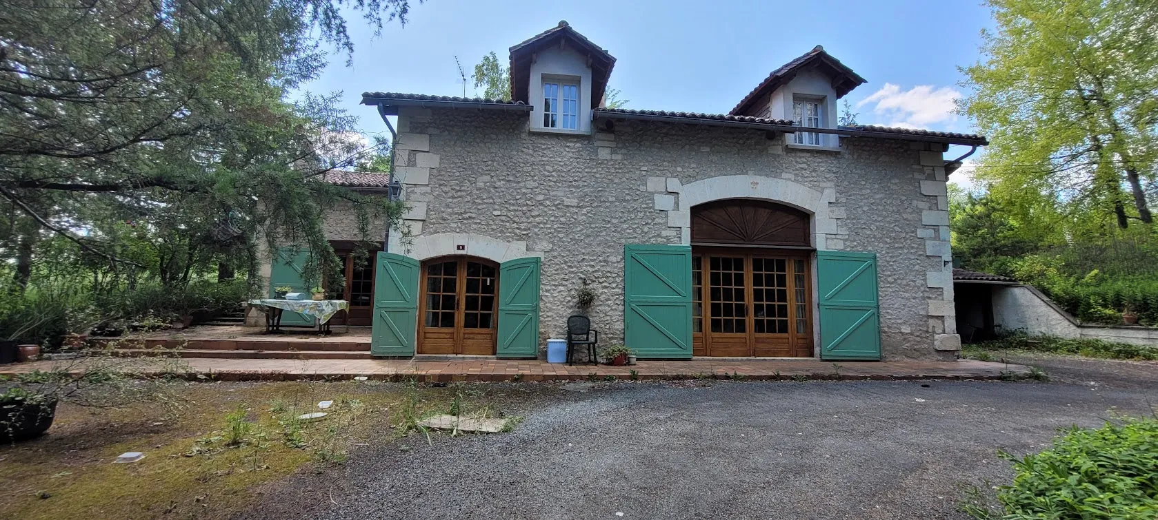 Ensemble immobilier avec deux maisons, 232 m² habitables, grand terrain à Coutures