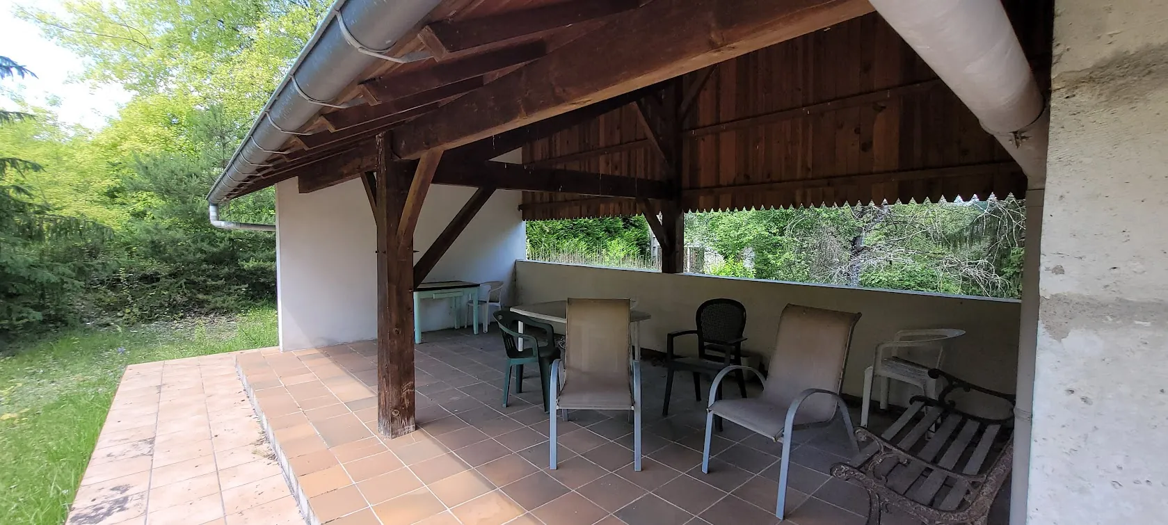 Ensemble immobilier avec deux maisons, 232 m² habitables, grand terrain à Coutures 