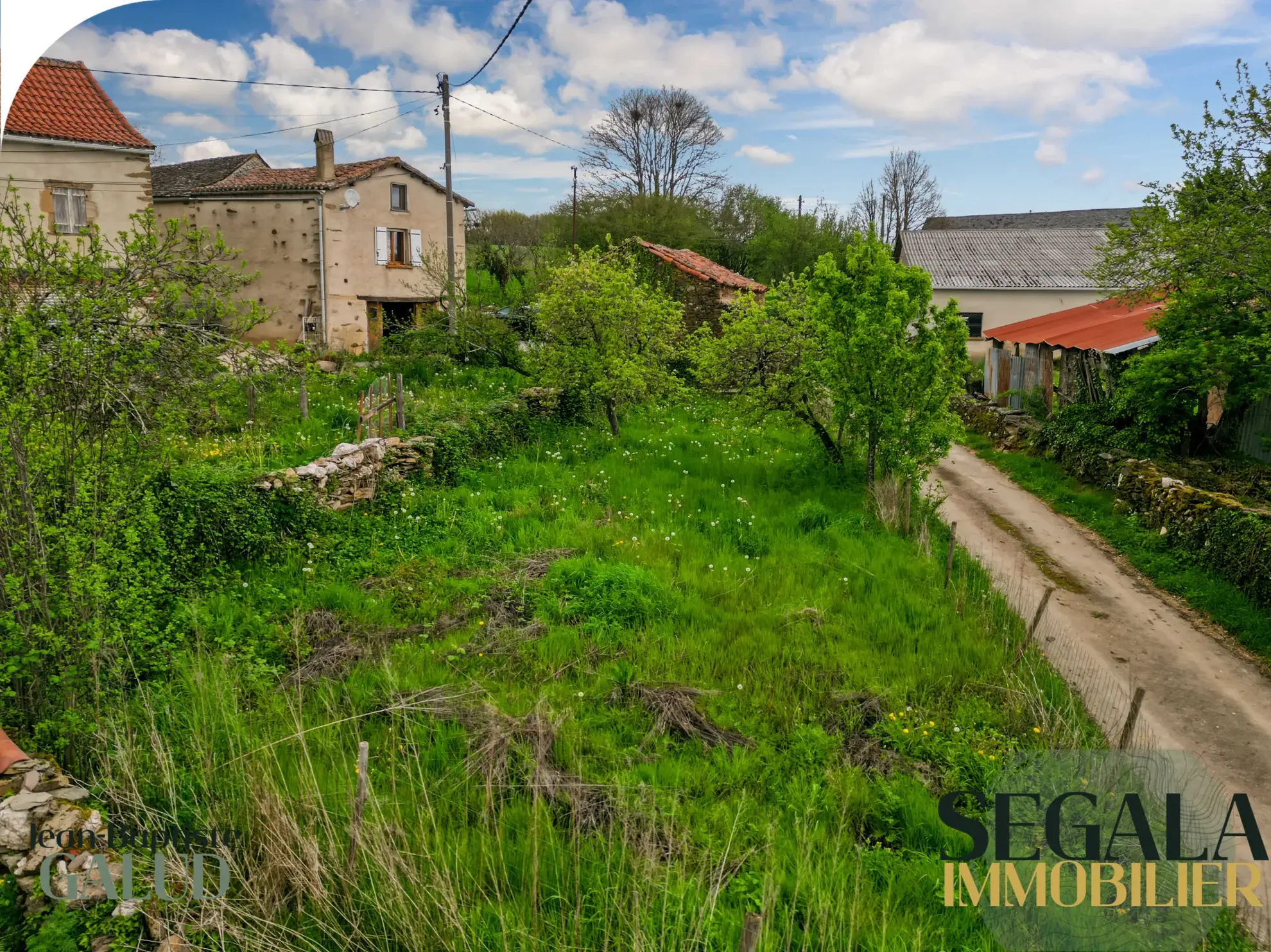 Charmante maison de village à Montirat avec garage, jardin et fibre optique 