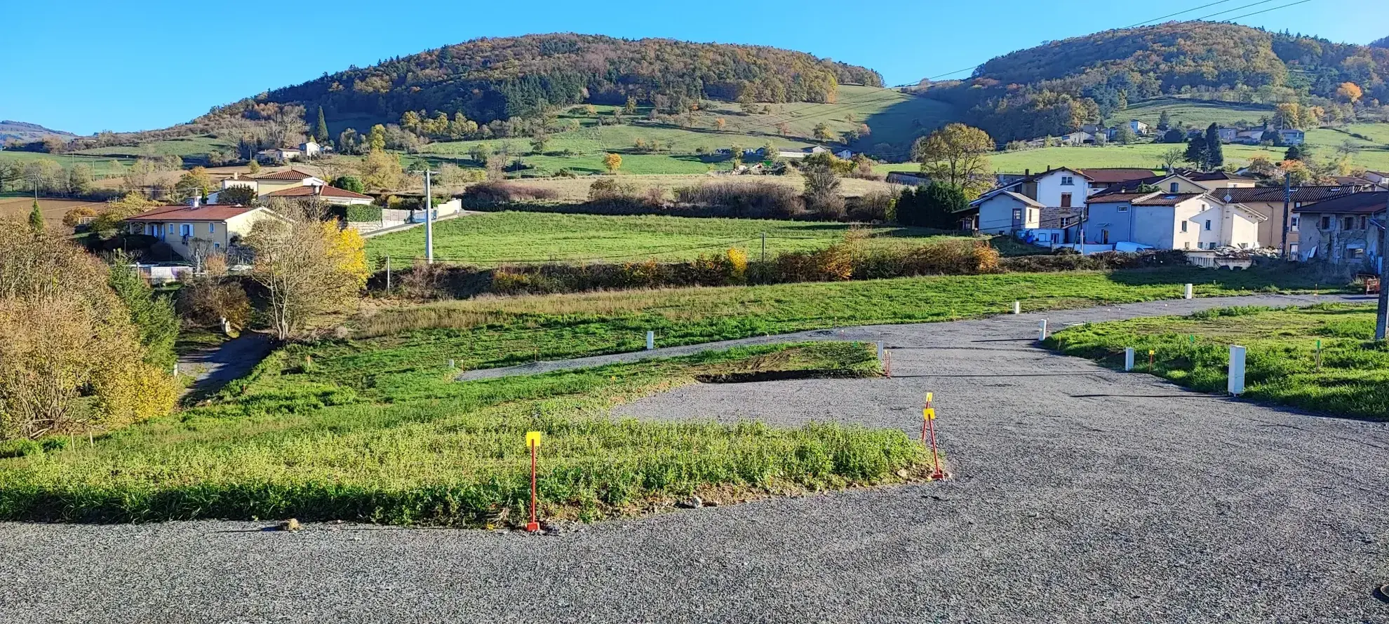 Terrain constructible de 617 m² avec vue dégagée dans les Monts du Lyonnais 