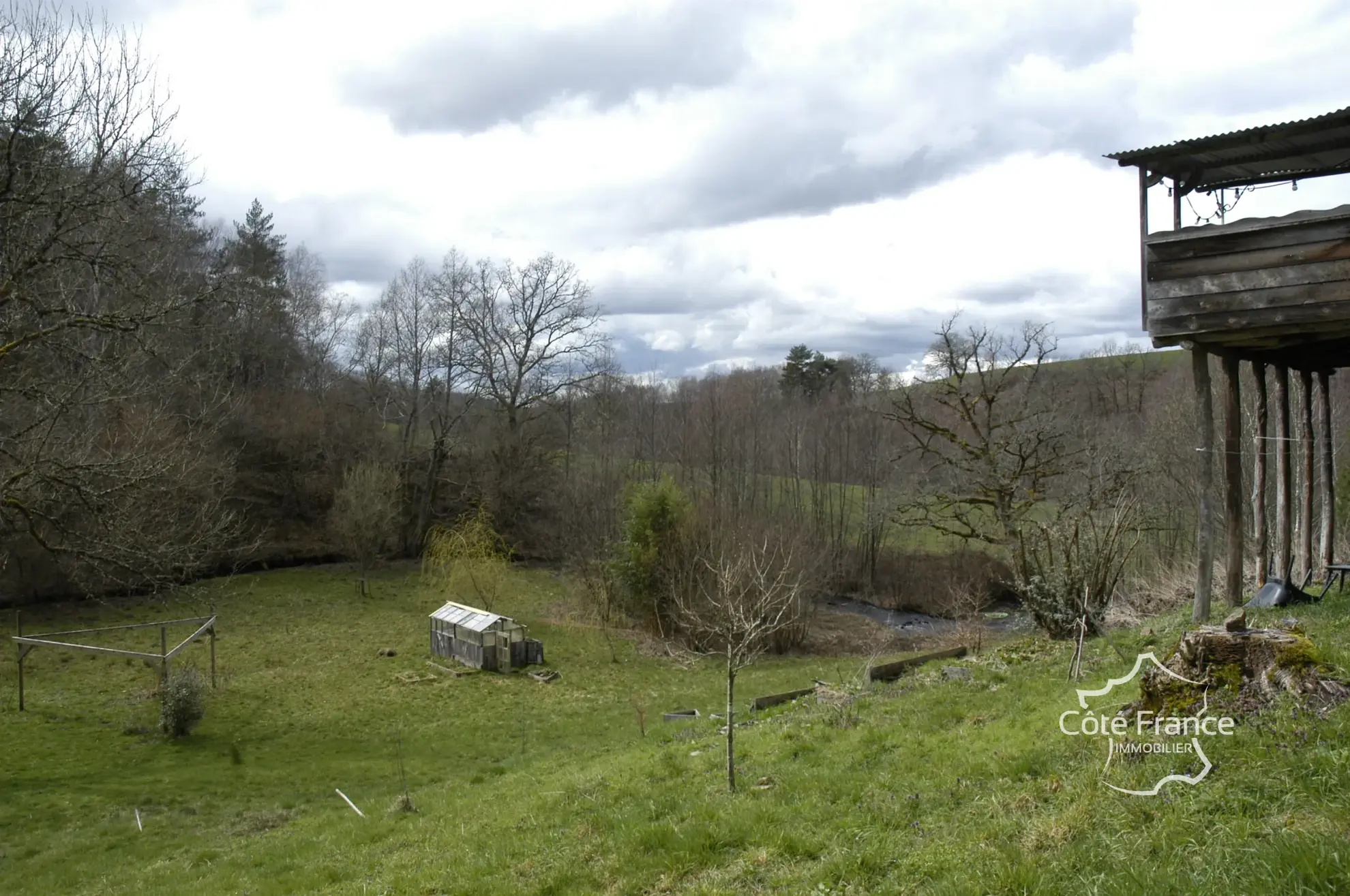 Charmante maison en pierre avec terrain de 4,75 hectares à Pleaux 