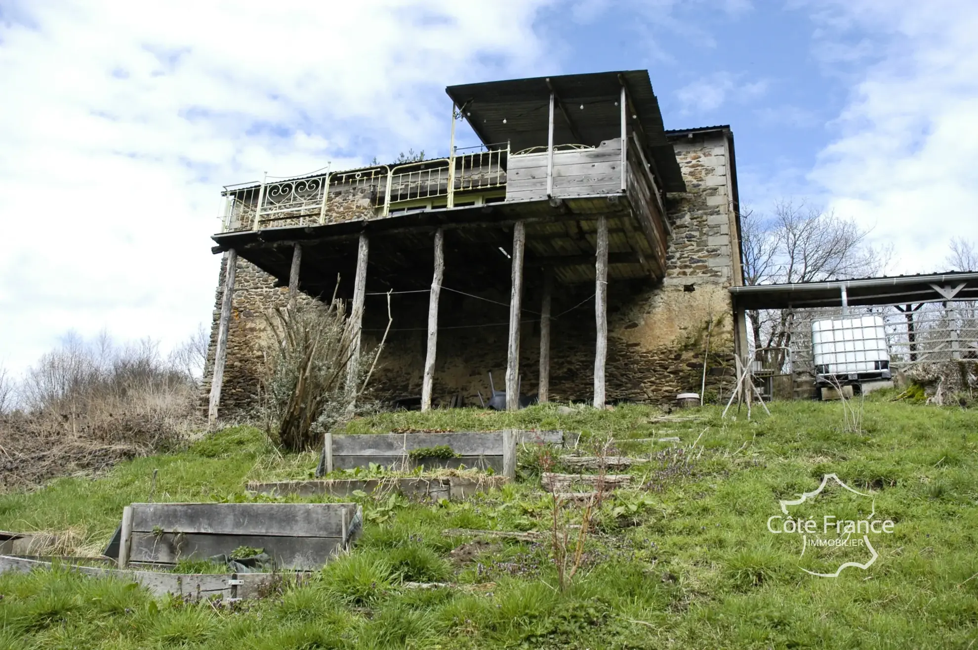 Charmante maison en pierre avec terrain de 4,75 hectares à Pleaux 