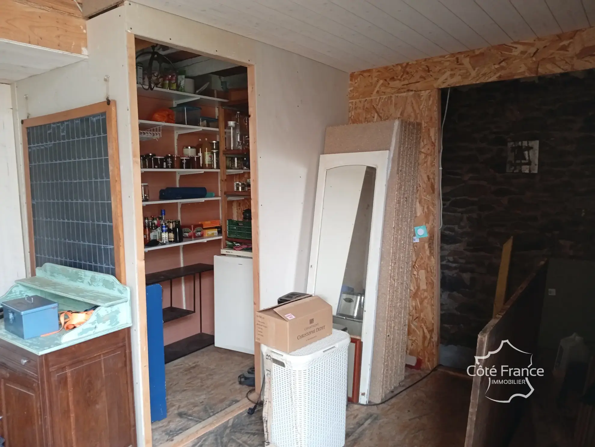 Charmante maison en pierre avec terrain de 4,75 hectares à Pleaux 