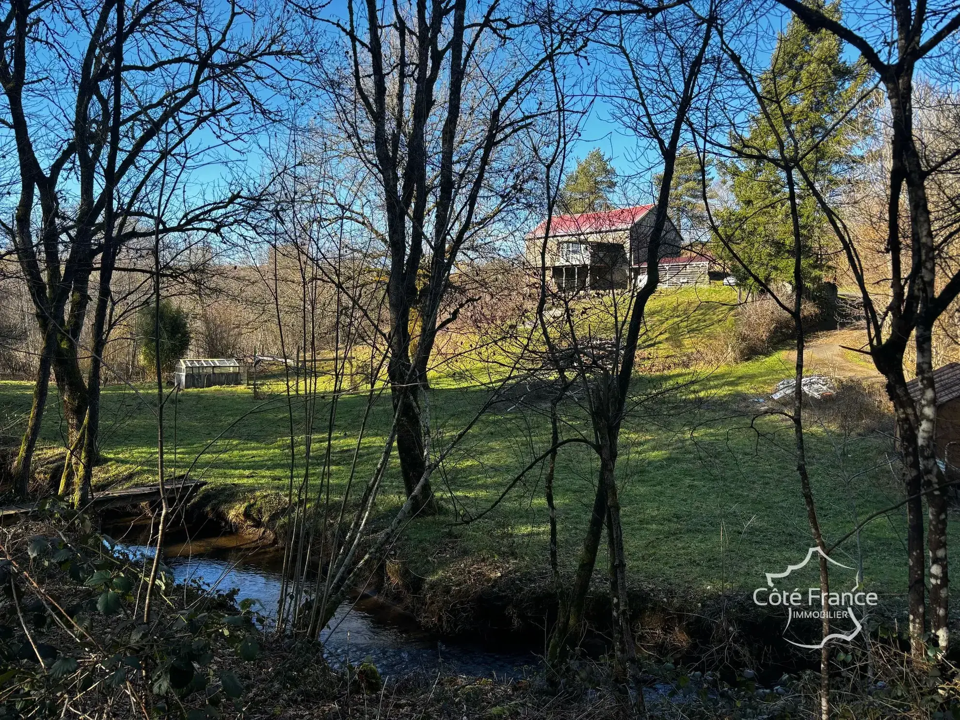 Charmante maison en pierre avec terrain de 4,75 hectares à Pleaux 