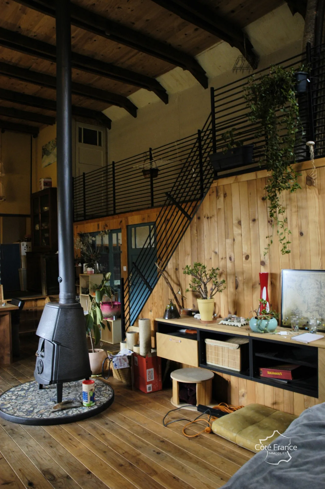 Charmante maison en pierre avec terrain de 4,75 hectares à Pleaux 