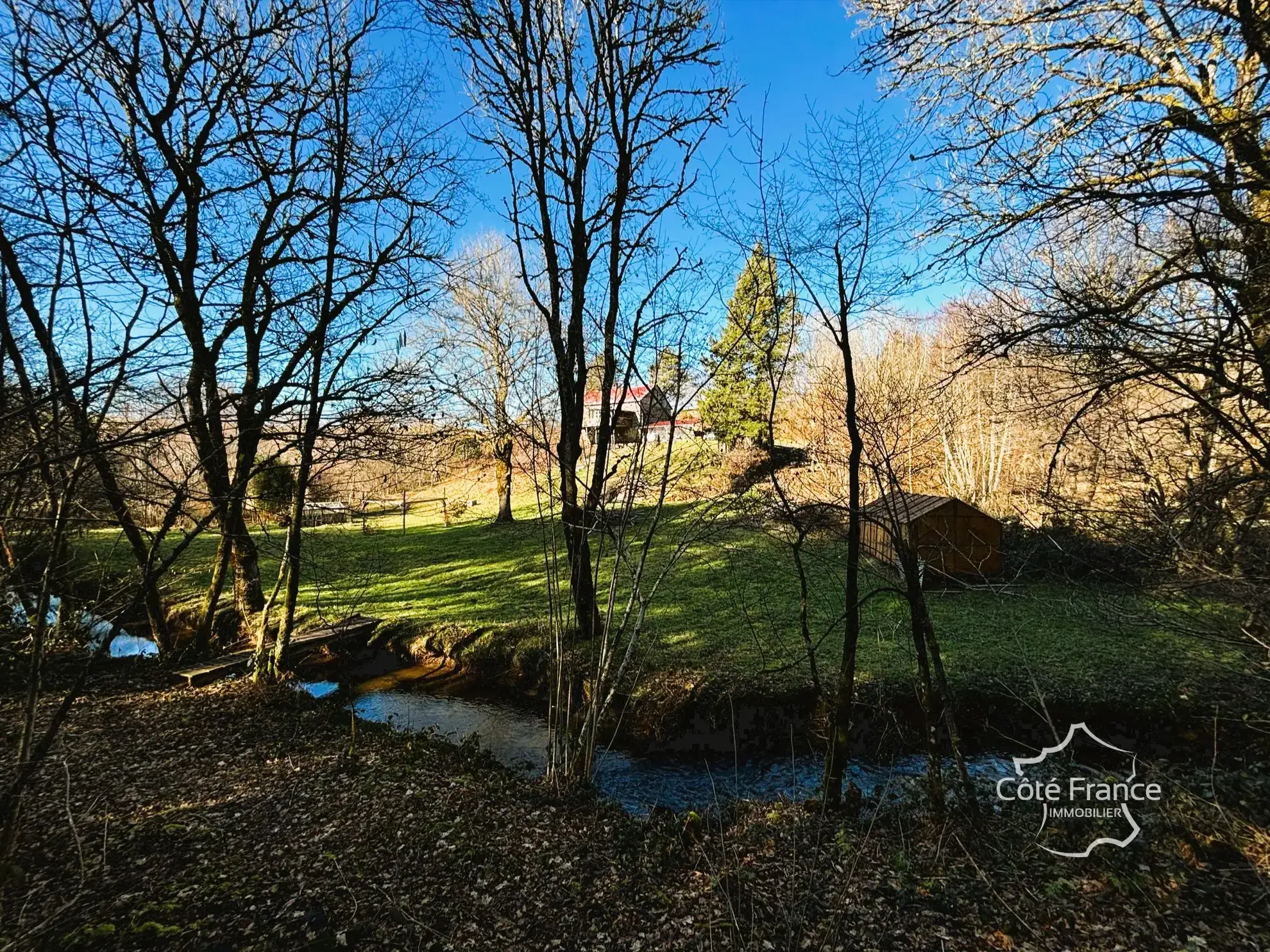 Charmante maison en pierre avec terrain de 4,75 hectares à Pleaux