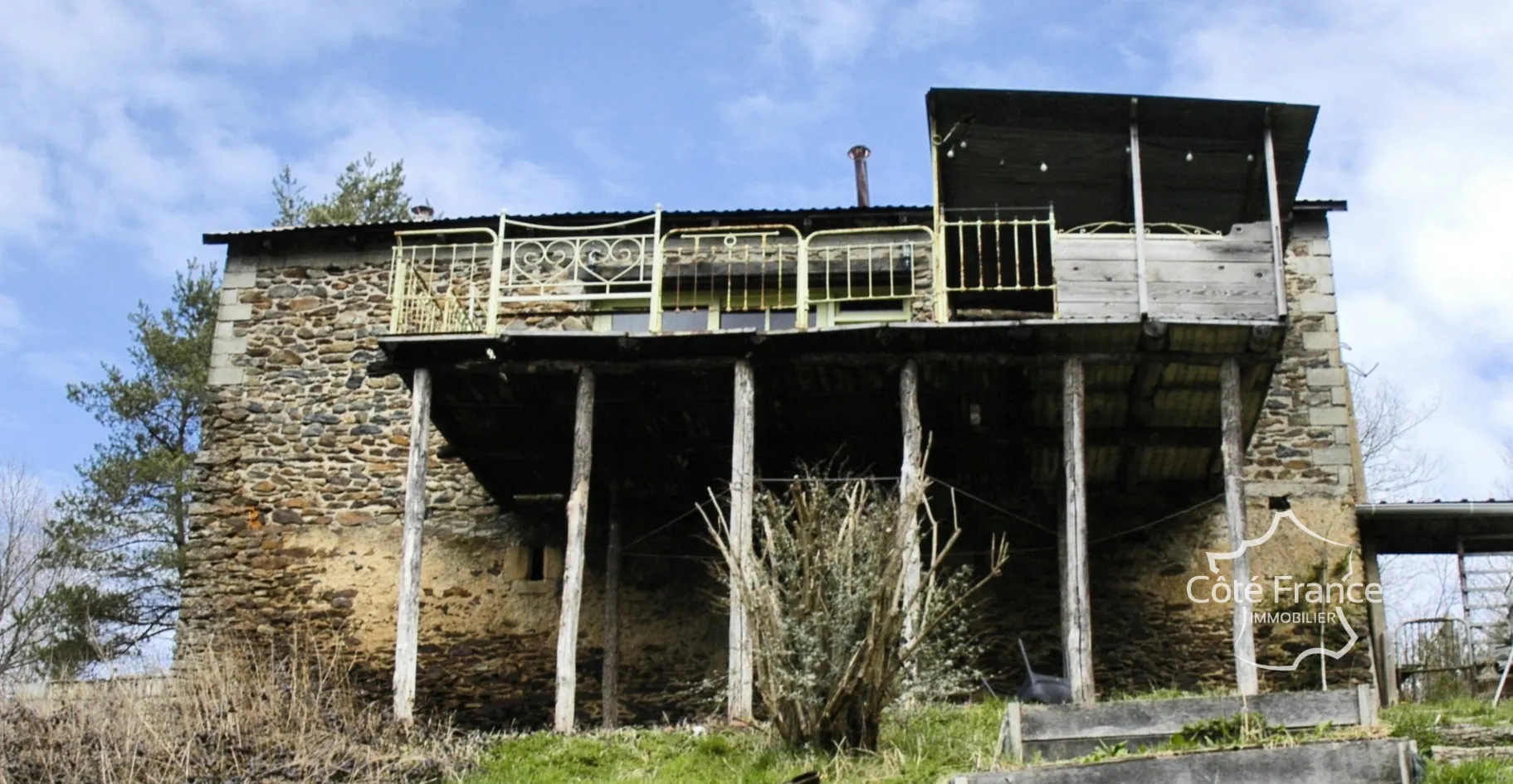 Charmante maison en pierre avec terrain de 4,75 hectares à Pleaux 