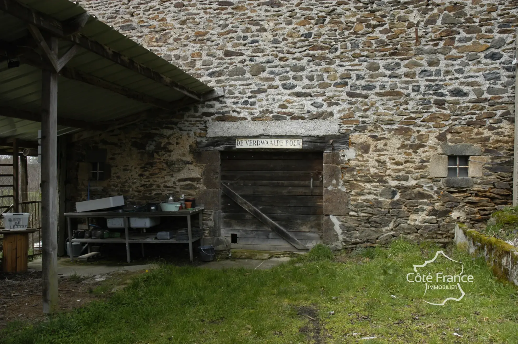 Charmante maison en pierre avec terrain de 4,75 hectares à Pleaux 
