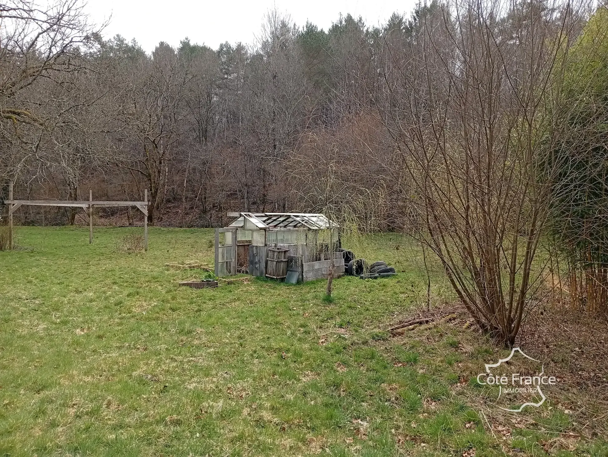 Charmante maison en pierre avec terrain de 4,75 hectares à Pleaux 