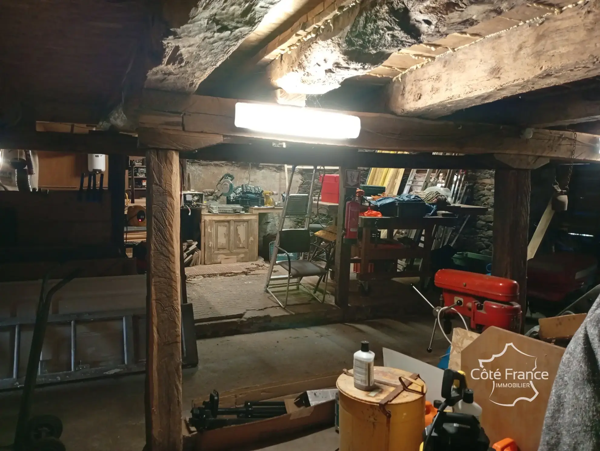 Charmante maison en pierre avec terrain de 4,75 hectares à Pleaux 