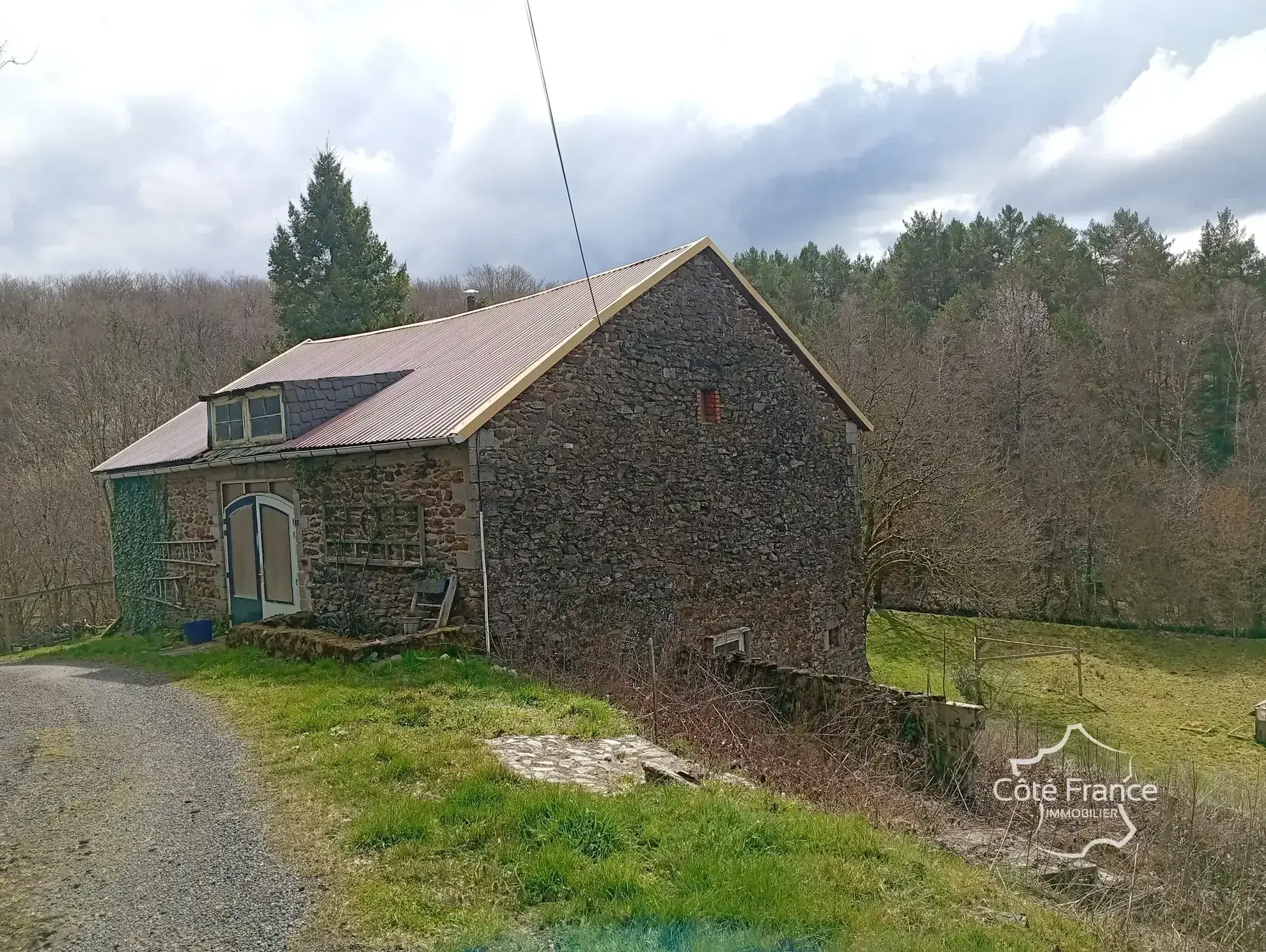 Charmante maison en pierre avec terrain de 4,75 hectares à Pleaux 