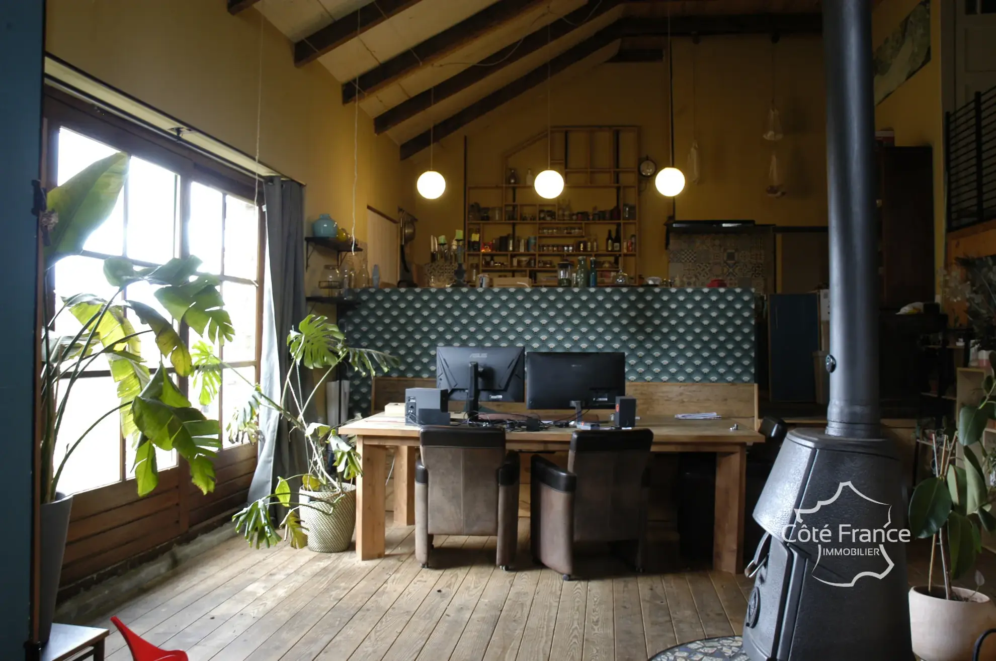 Charmante maison en pierre avec terrain de 4,75 hectares à Pleaux 