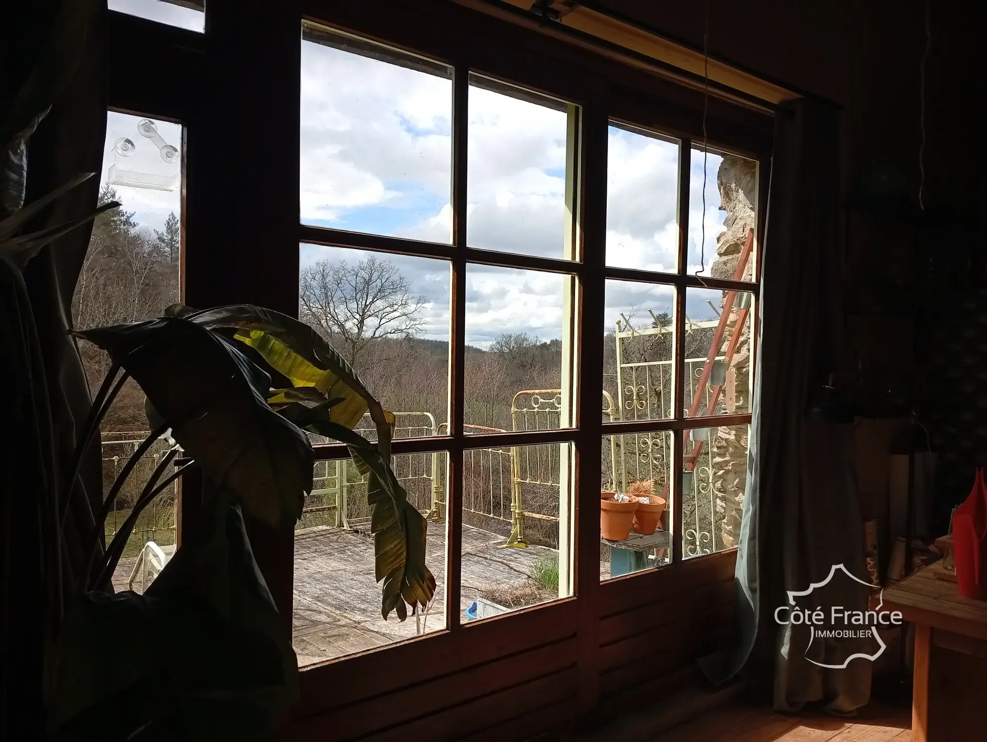 Charmante maison en pierre avec terrain de 4,75 hectares à Pleaux 