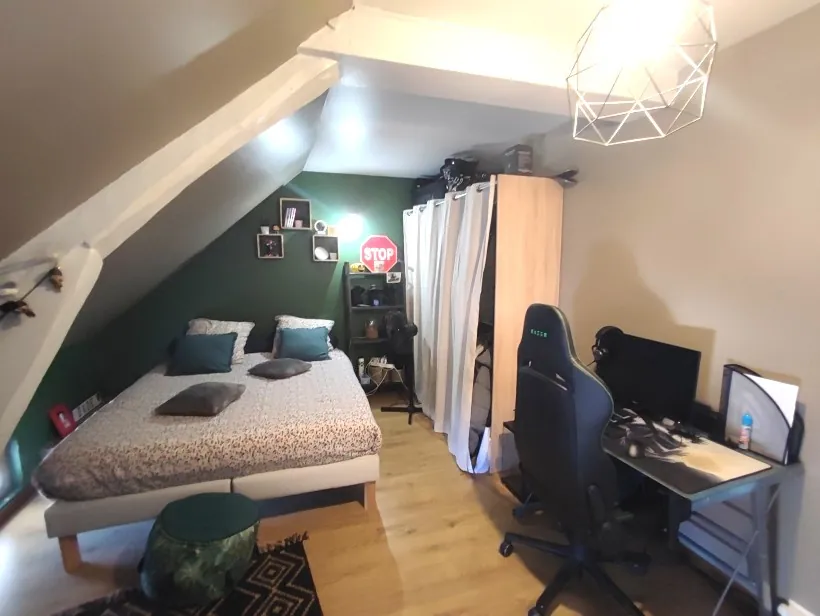 Maison de Bourg Rénovée à Vichy, 4 Chambres, Cour et Dépendance 