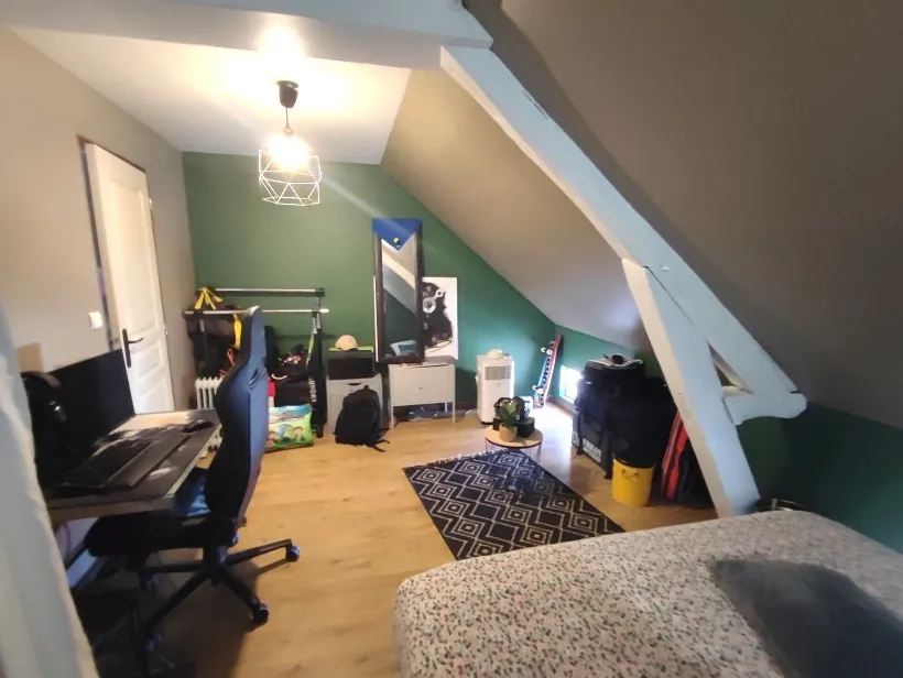 Maison de Bourg Rénovée à Vichy, 4 Chambres, Cour et Dépendance 