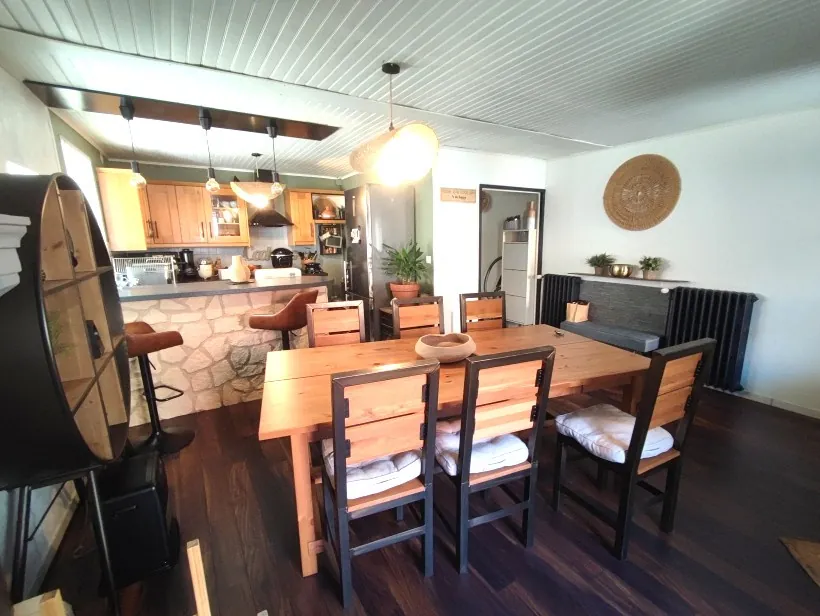 Maison de Bourg Rénovée à Vichy, 4 Chambres, Cour et Dépendance 