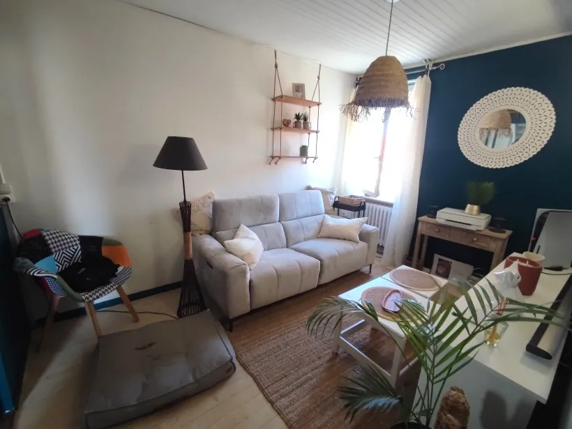 Maison de Bourg Rénovée à Vichy, 4 Chambres, Cour et Dépendance 