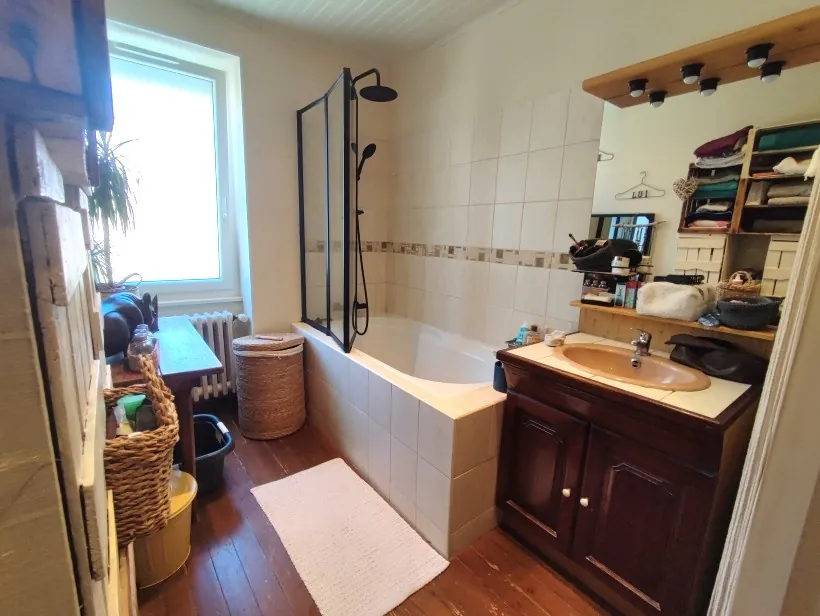 Maison de Bourg Rénovée à Vichy, 4 Chambres, Cour et Dépendance 