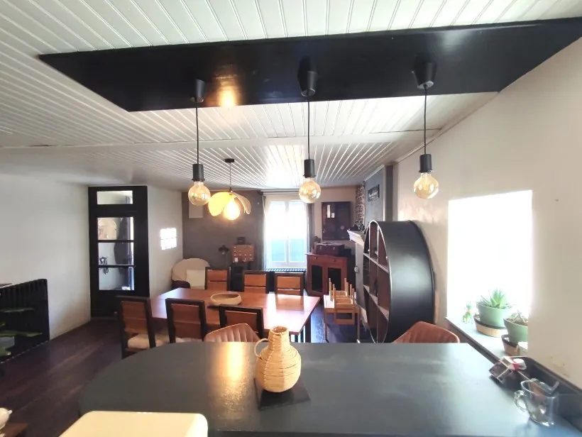 Maison de Bourg Rénovée à Vichy, 4 Chambres, Cour et Dépendance