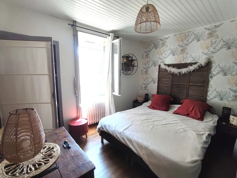 Maison de Bourg Rénovée à Vichy, 4 Chambres, Cour et Dépendance 