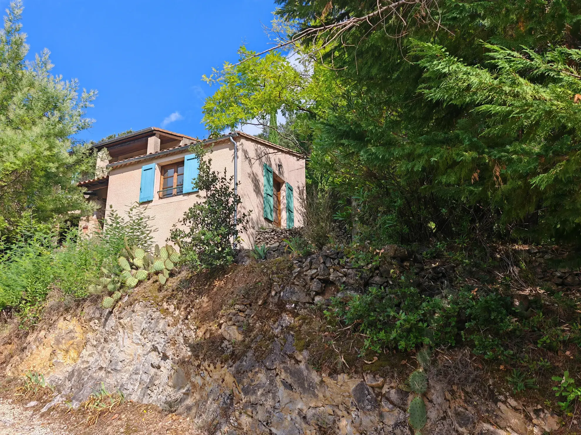 Villa F6 avec studio sur terrain arboré au Vigan – Vue panoramique et calme