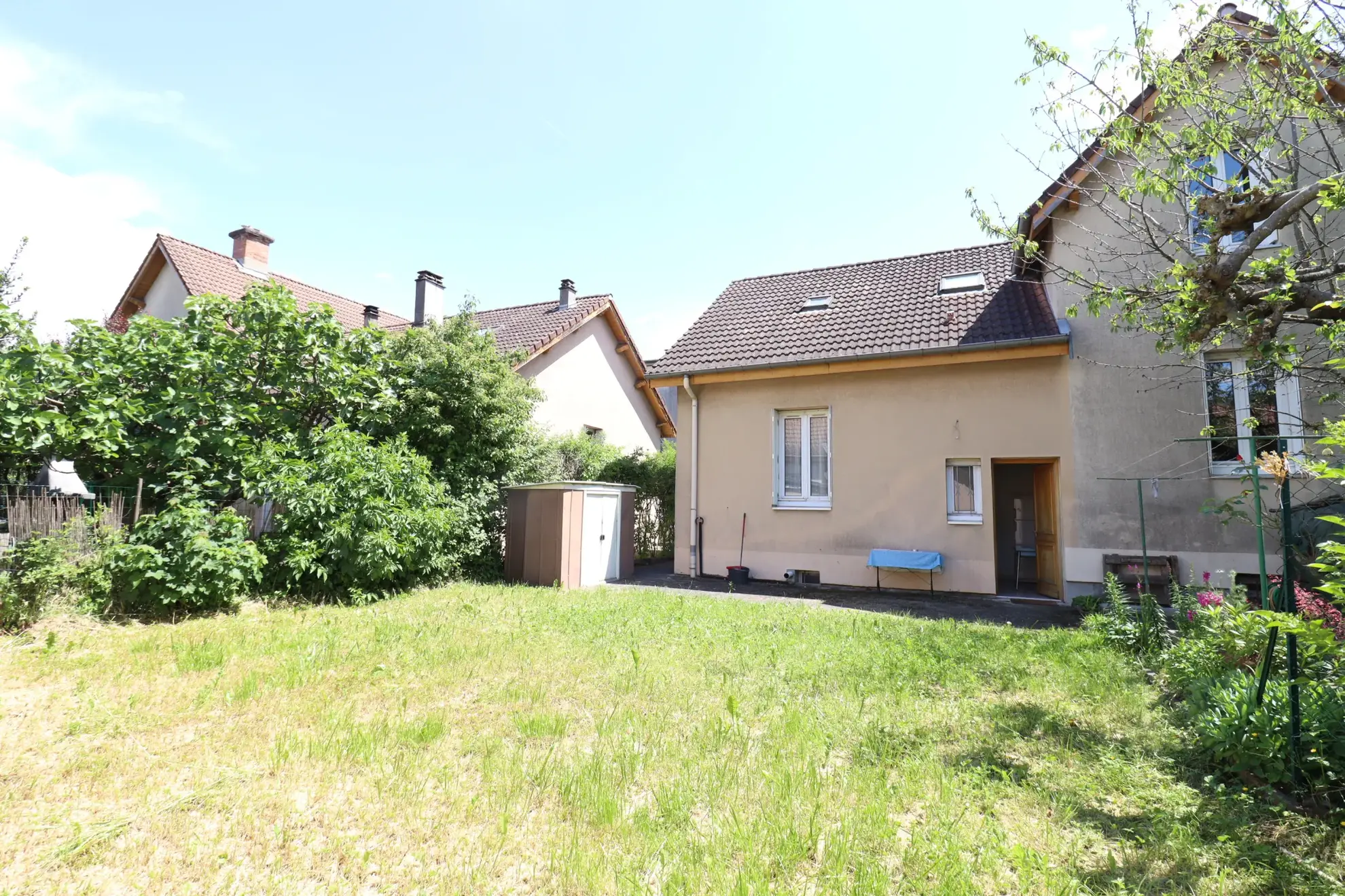 Maison mitoyenne avec jardin à Grenoble – 3 chambres, secteur dynamique