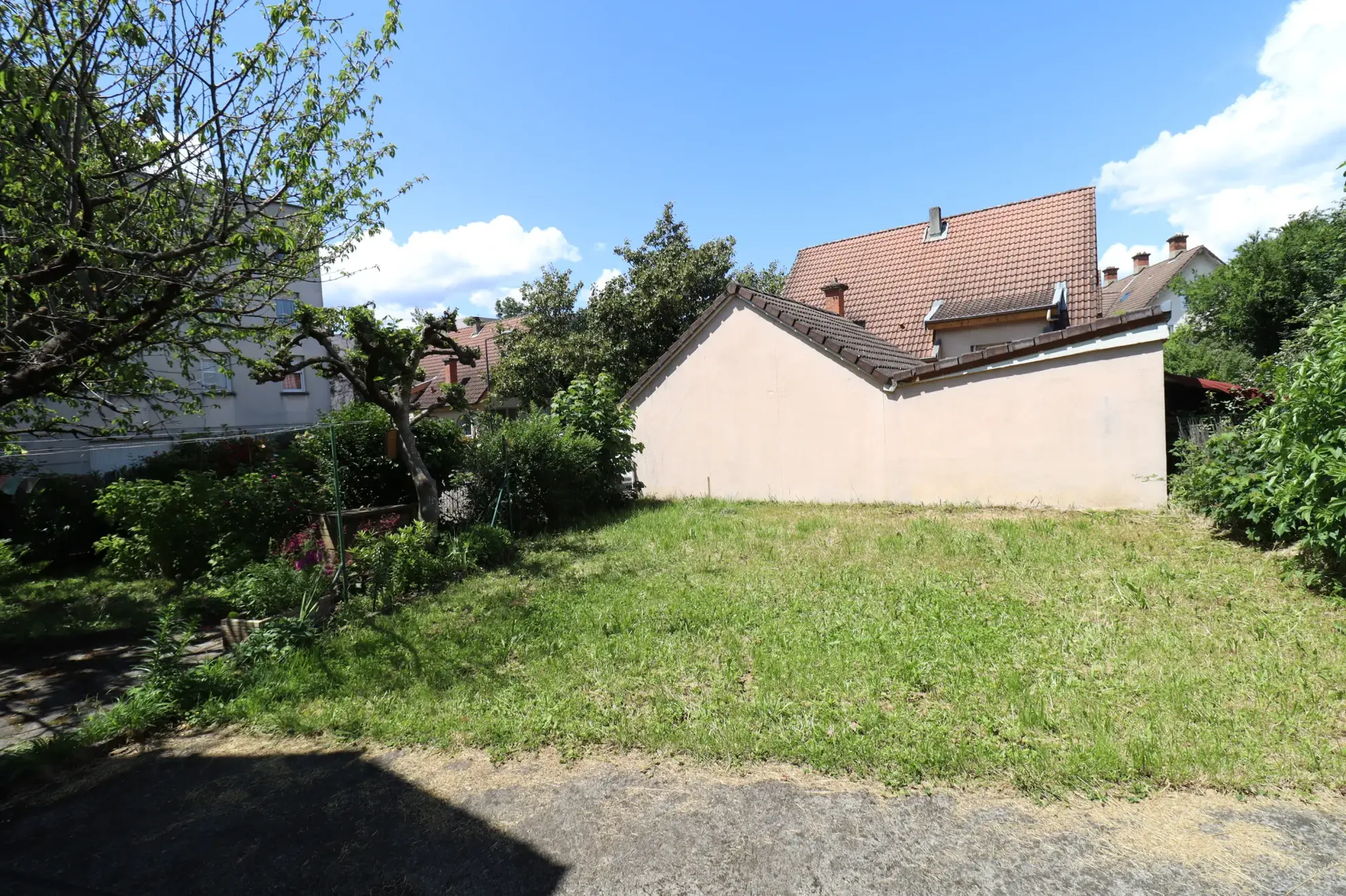 Maison mitoyenne avec jardin à Grenoble – 3 chambres, secteur dynamique 