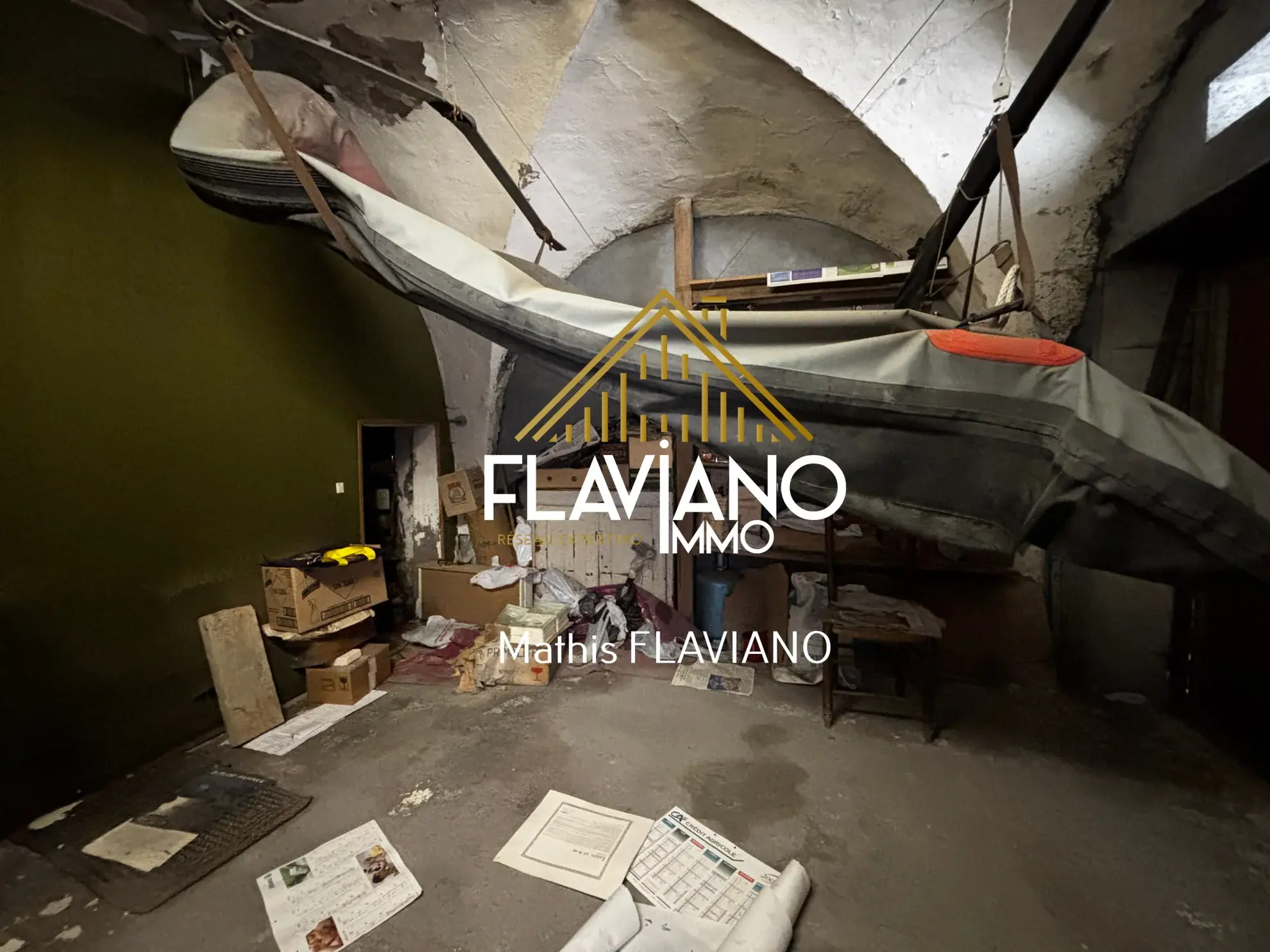 Maison de ville à rénover en centre-ville de Barcelonnette avec cour privée 