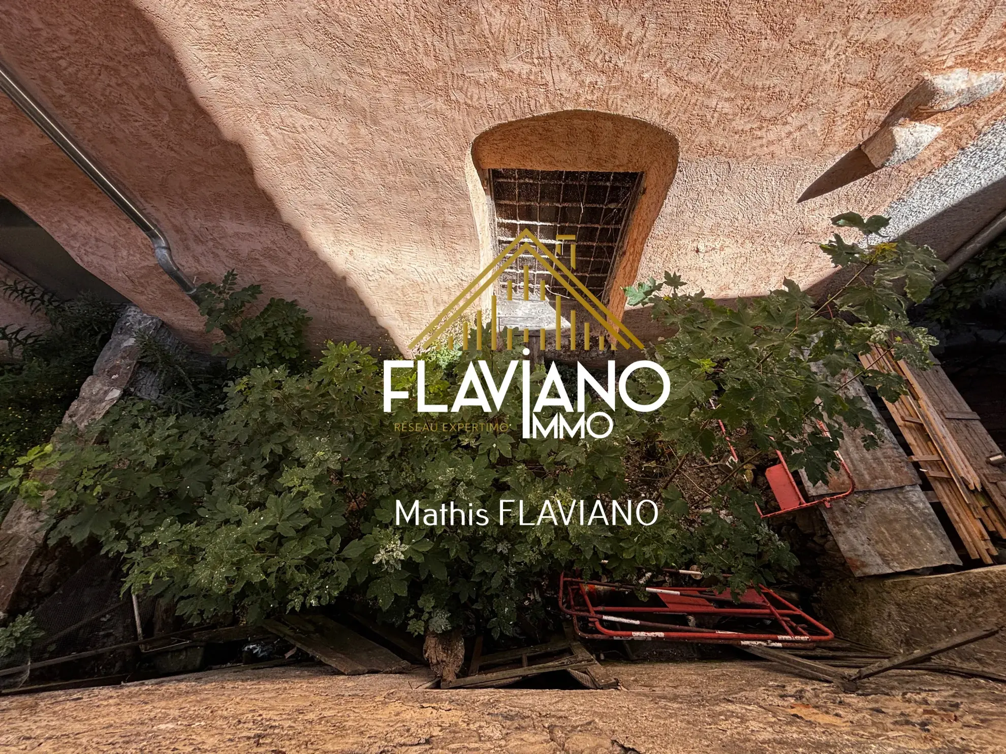 Maison de ville à rénover en centre-ville de Barcelonnette avec cour privée 