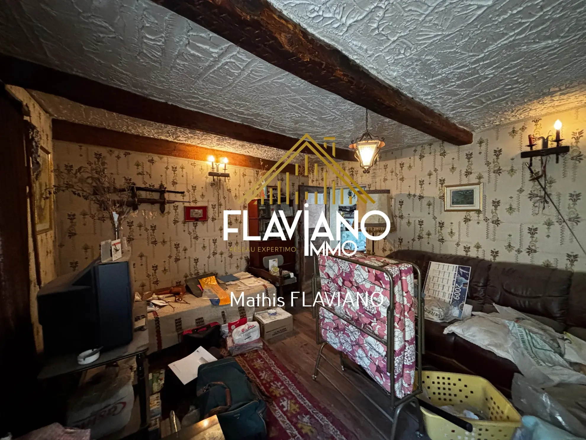 Maison de ville à rénover en centre-ville de Barcelonnette avec cour privée 