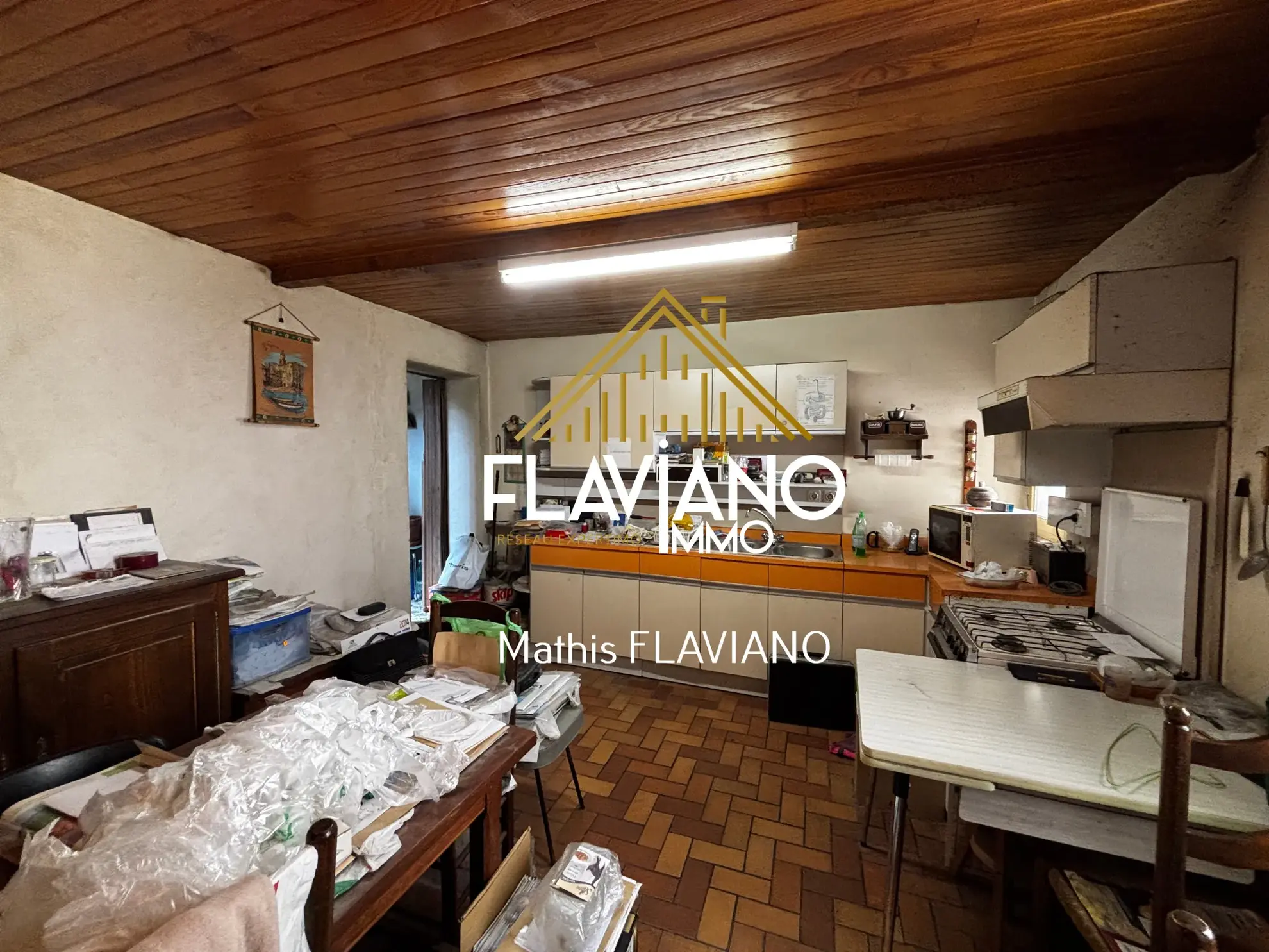 Maison de ville à rénover en centre-ville de Barcelonnette avec cour privée 