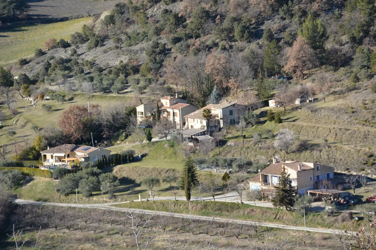 Corps de ferme en Provence à rénover avec vue panoramique à Volonne 