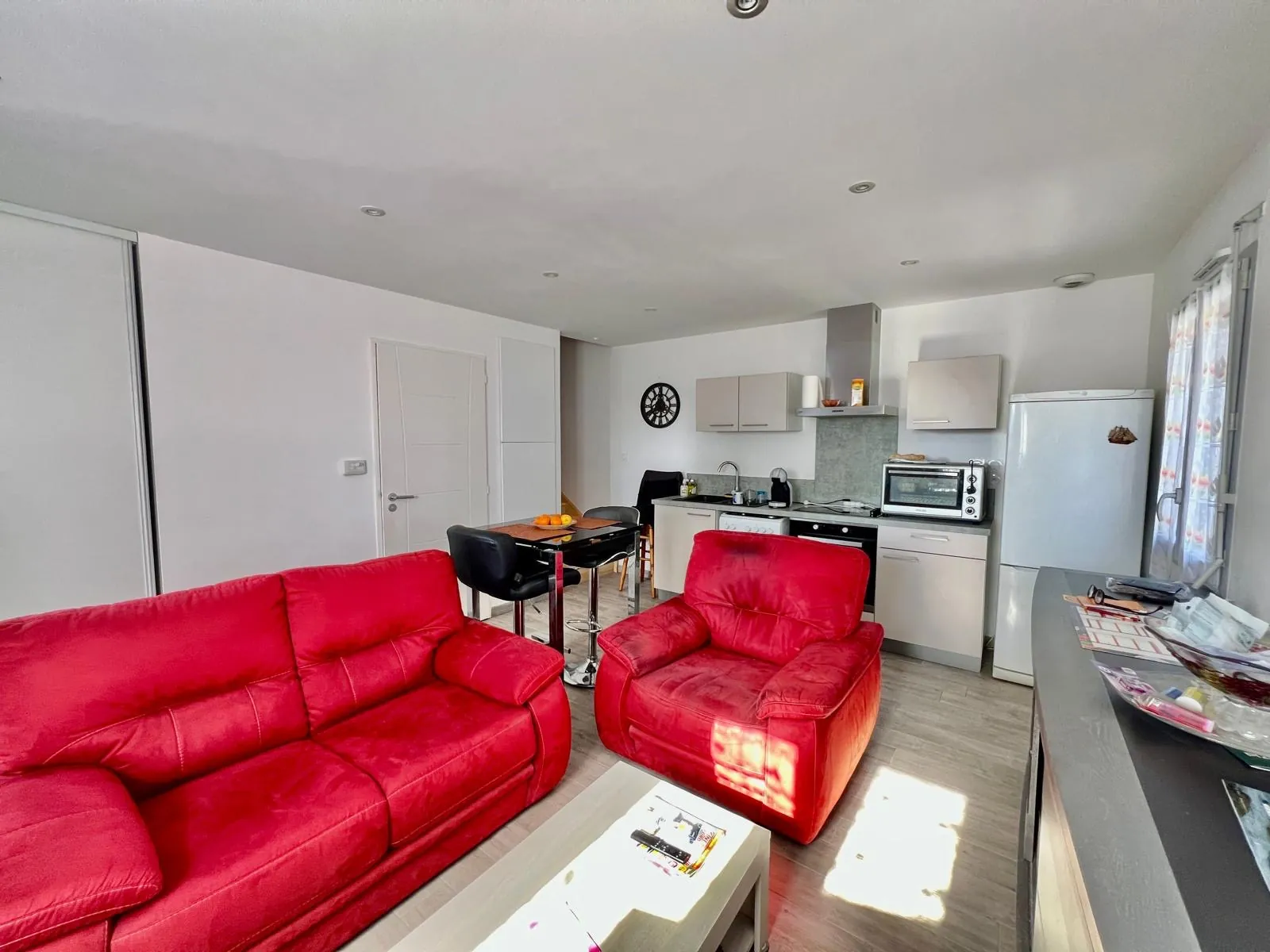 Maison récente à La Chaume avec accès plage et parking, idéalement située près de la côte sauvage 