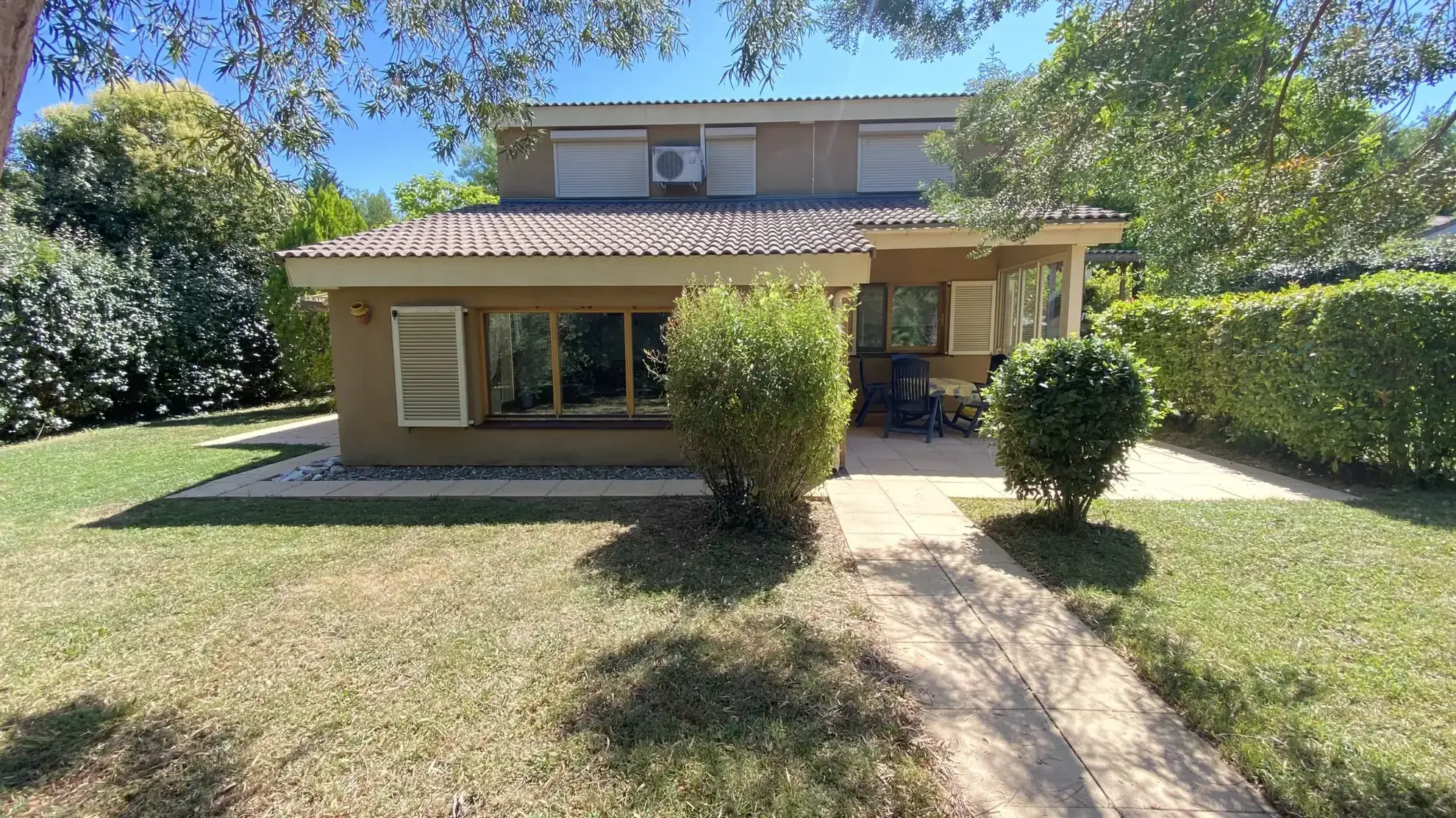 Villa T4 avec grande piscine et équipements de loisirs à Lombez 
