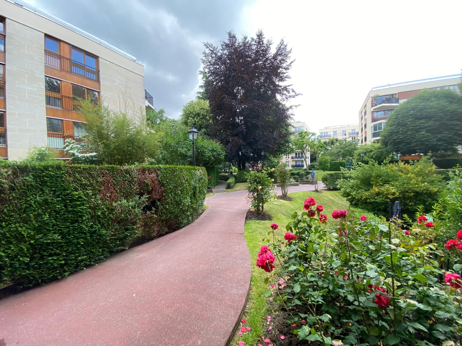 Studio rénové avec balcon au dernier étage à Le Chesnay 