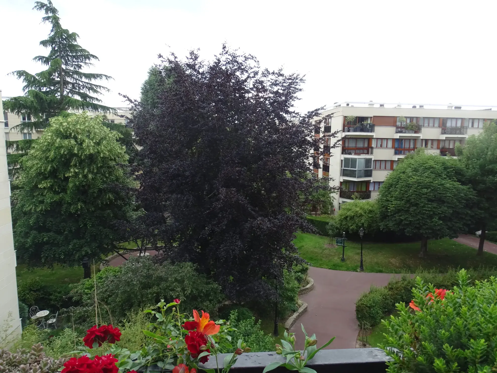 Studio rénové avec balcon au dernier étage à Le Chesnay