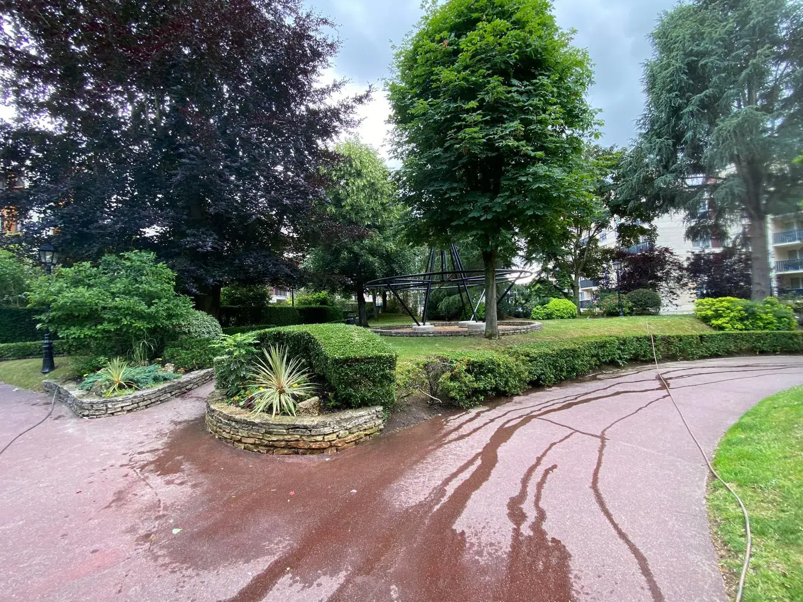 Studio rénové avec balcon au dernier étage à Le Chesnay 