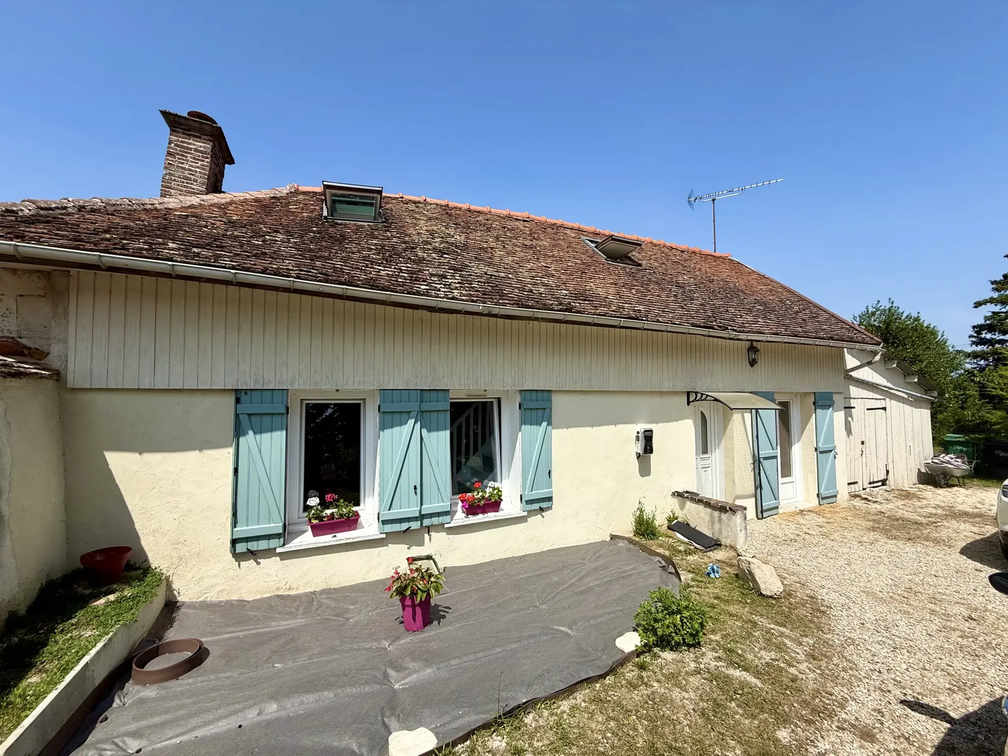 Maison rénovée à vendre à Aubeterre, 88 m² avec jardin et garage