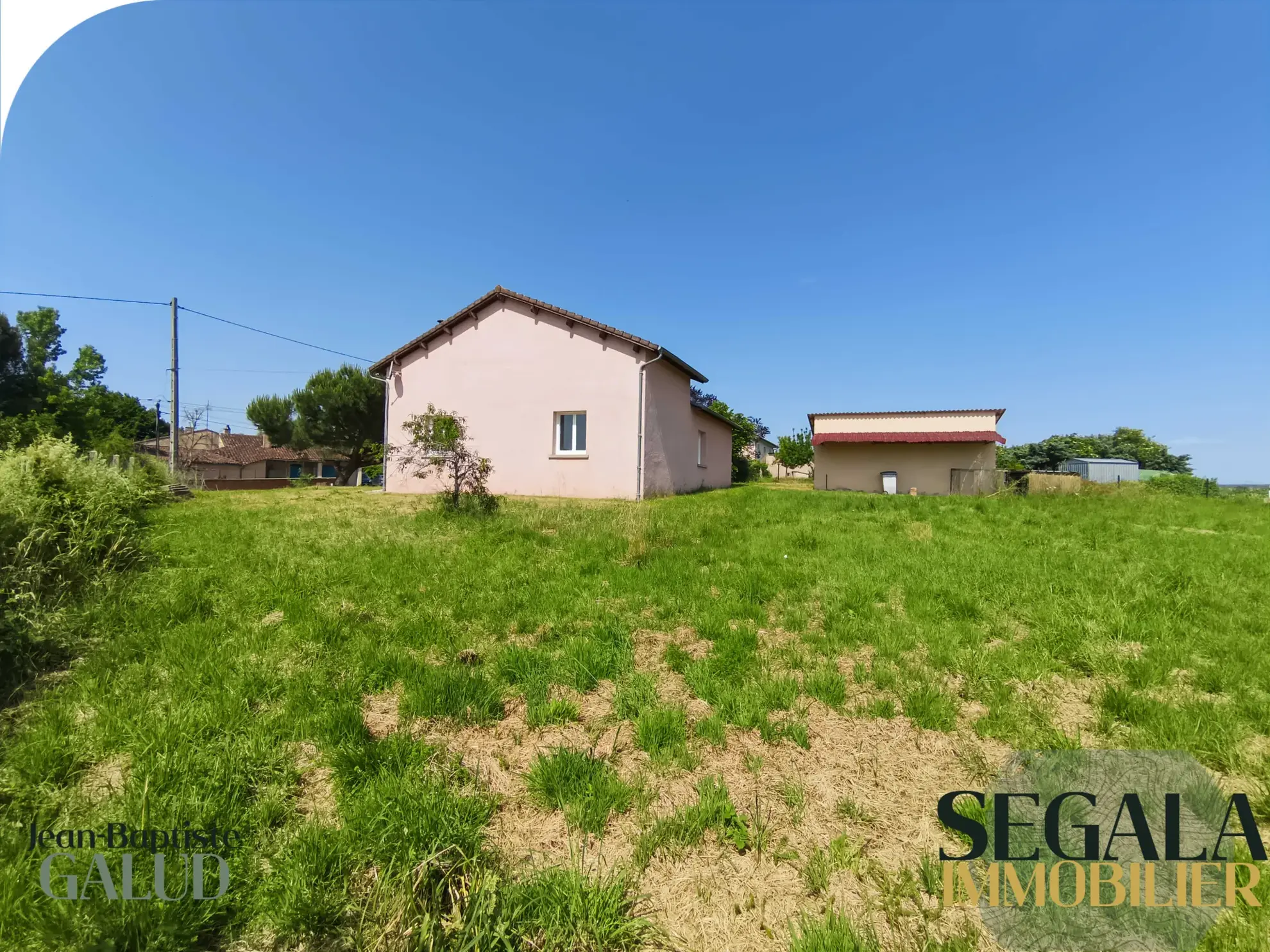 Maison de plain-pied à Mirandol avec grand terrain et panneaux solaires 