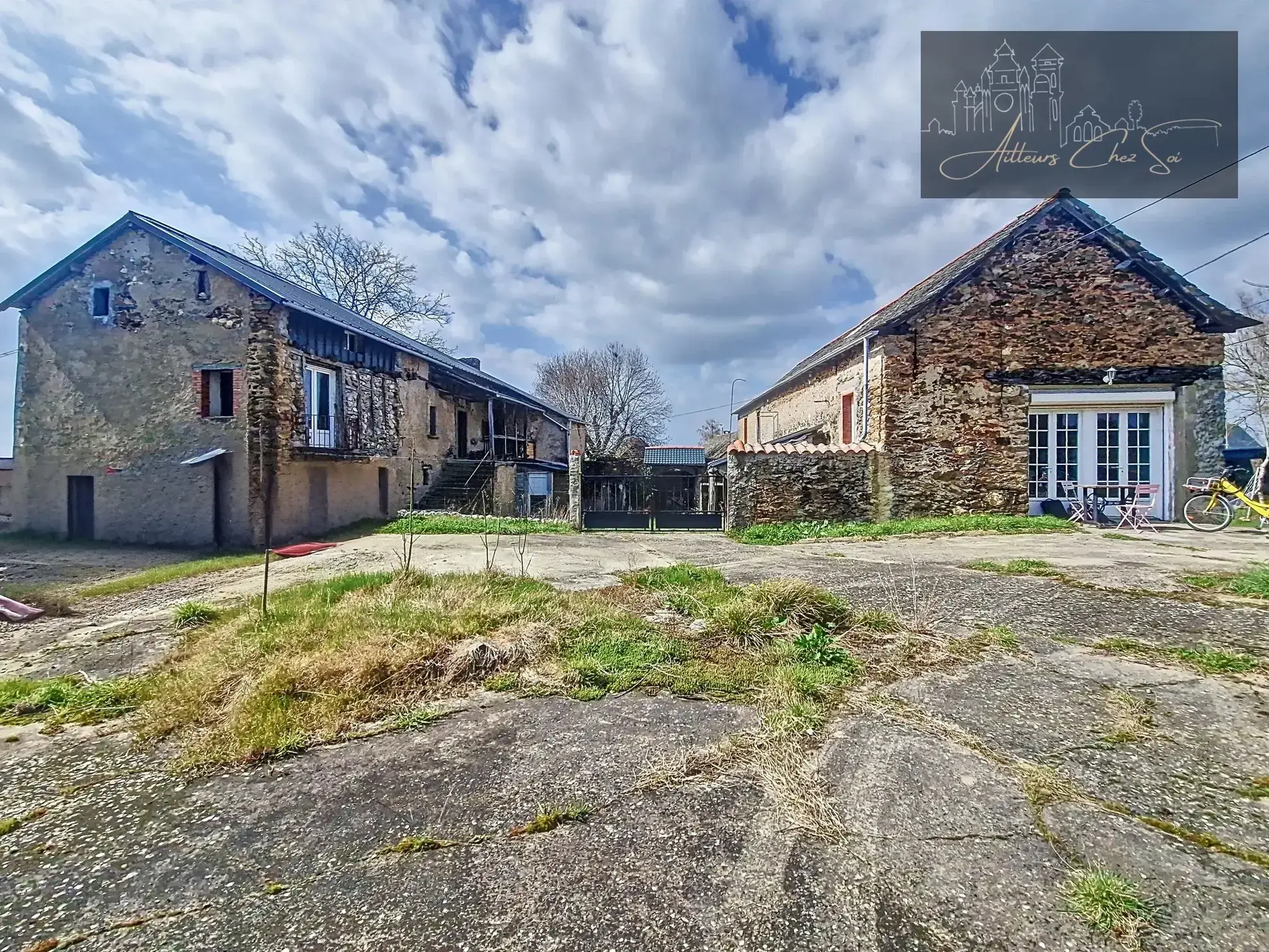 Ensemble immobilier en pierre avec grange rénovable et maison à réinventer à Crespin