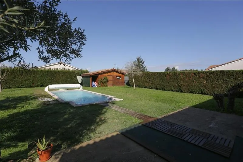 Maison moderne de 2012 avec jardin et piscine près de Langon 