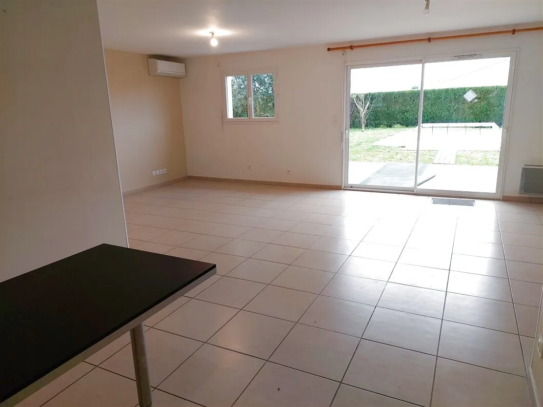 Maison moderne de 2012 avec jardin et piscine près de Langon 