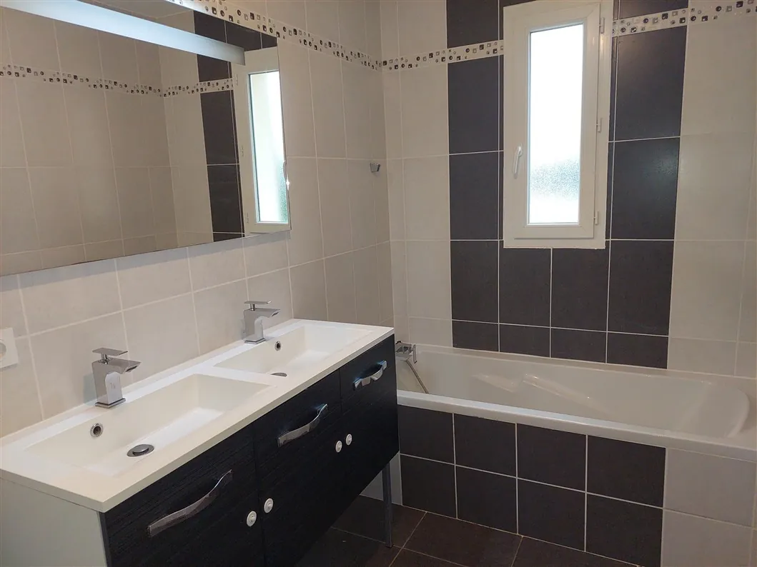 Maison moderne de 2012 avec jardin et piscine près de Langon 