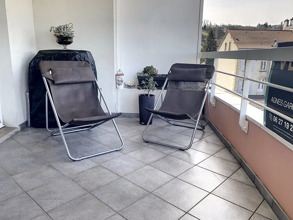 Appartement T4 de standing au centre de Bourgoin Jallieu avec terrasse et parking 