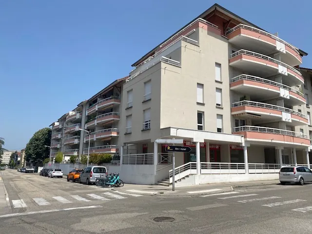 Appartement T4 récent avec terrasse et parking au centre de Bourgoin-Jallieu